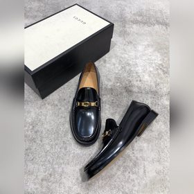 Новая модель Gucci, одновременная продажа в фирменных магазинах, 