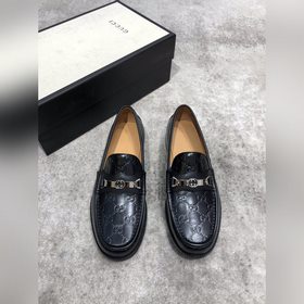 Новая модель Gucci, одновременная продажа в фирменных магазинах,