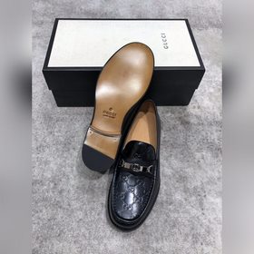 Новая модель Gucci, одновременная продажа в фирменных магазинах, 