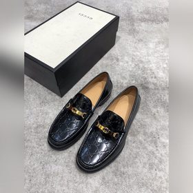 Новая модель Gucci, одновременная продажа в фирменных магазинах, 