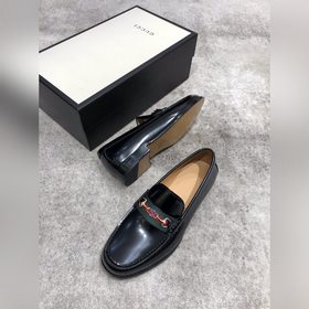 Новая модель Gucci, одновременная продажа в фирменных магазинах, 