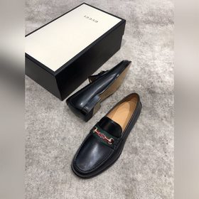 Новая модель Gucci, одновременная продажа в фирменных магазинах, 