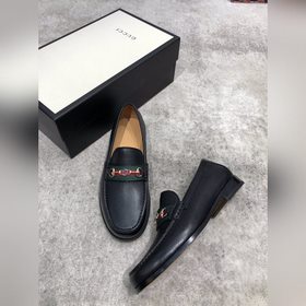 Новая модель Gucci, одновременная продажа в фирменных магазинах, 