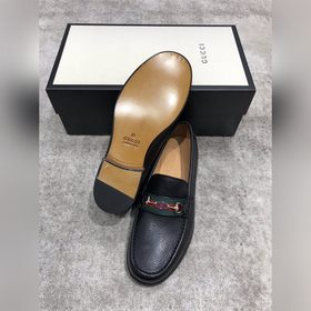 Новая модель Gucci, одновременная продажа в фирменных магазинах, 