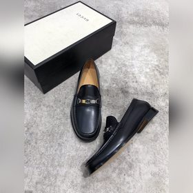 Новая модель Gucci, одновременная продажа в фирменных магазинах, 