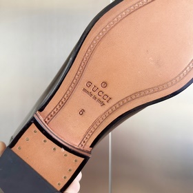 Топовая версия： мужская модель ( Gucci G-Classics Лоферы с пряжко