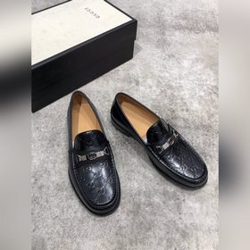 Новая модель Gucci, одновременный выпуск в фирменных магазинах, в