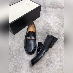 Новая модель Gucci, одновременный выпуск в фирменных магазинах, в