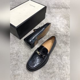 Новая модель Gucci, одновременный выпуск в фирменных магазинах, в