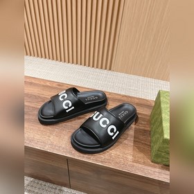 # Мужские сандалии Gucci Эти сандалии изготовлены из черной кожи 