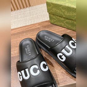 # Мужские сандалии Gucci Эти сандалии изготовлены из черной кожи 