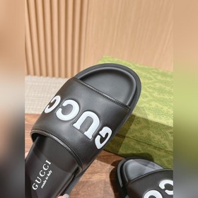 # Мужские сандалии Gucci Эти сандалии изготовлены из черной кожи 