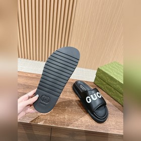 # Мужские сандалии Gucci Эти сандалии изготовлены из черной кожи 
