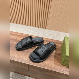 # Мужские сандалии Gucci Эти сандалии изготовлены из черной кожи 
