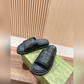 # Мужские сандалии Gucci Эти сандалии изготовлены из черной кожи 