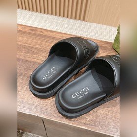 # Мужские сандалии Gucci Эти сандалии изготовлены из черной кожи 
