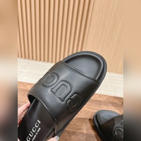 # Мужские сандалии Gucci Эти сандалии изготовлены из черной кожи 