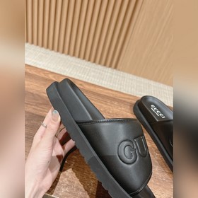 # Мужские сандалии Gucci Эти сандалии изготовлены из черной кожи 