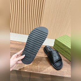 # Мужские сандалии Gucci Эти сандалии изготовлены из черной кожи 