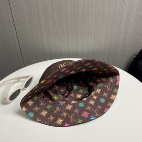 LV Tyer выпустила совместную коллекцию двусторонних кепок в стиле