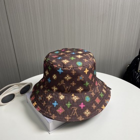 LV Tyer выпустила совместную коллекцию двусторонних кепок в стиле