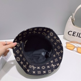 Новинка! Louis Vuitton представляет новую модель шляпы-ушанки LV,