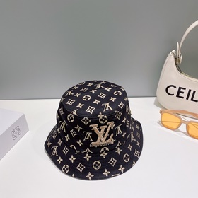 Новинка! Louis Vuitton представляет новую модель шляпы-ушанки LV,