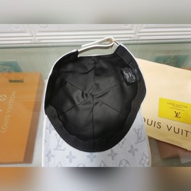 Новейшая модель на официальном сайте LV, изготовлена из кожи верх