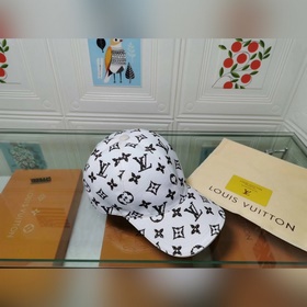 Новейшая модель на официальном сайте LV, изготовлена из кожи перв