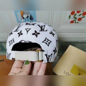 Новейшая модель на официальном сайте LV, изготовлена из кожи перв