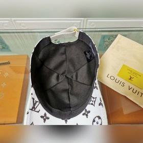 Новейшая модель на официальном сайте LV, изготовлена из кожи перв