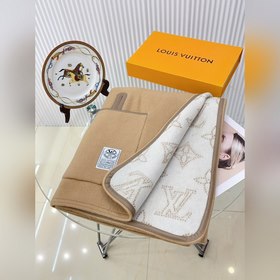 Модель, аналогичная модели Чжоу Донъюй. Оригинальная сумка LV из 