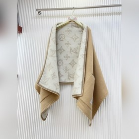 Модель, аналогичная модели Чжоу Донъюй. Оригинальная сумка LV из 
