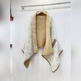 Модель, аналогичная модели Чжоу Донъюй. Оригинальная сумка LV из 