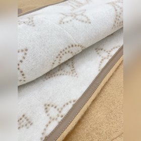 Модель, аналогичная модели Чжоу Донъюй. Оригинальная сумка LV из 