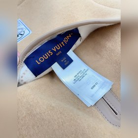 Модель, аналогичная модели Чжоу Донъюй. Оригинальная сумка LV из 