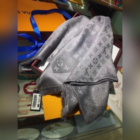 Louis Vuitton. Классический шарф с отличными отзывами, обязателен
