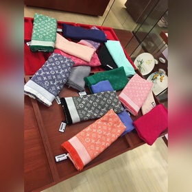 Louis Vuitton. Классическая шаль с отличными отзывами, обязательн
