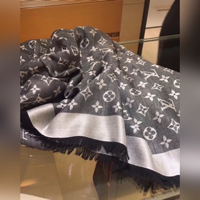 Louis Vuitton. Классический шарф с отличными отзывами, обязателен