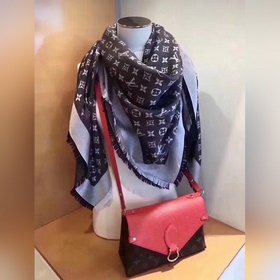 Louis Vuitton. Классический шарф с отличными отзывами, обязателен