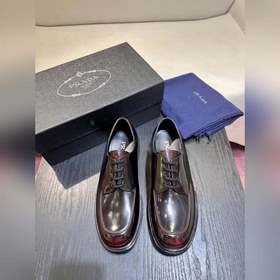 Обувь Prada изготовлена из блестящей кожи с эффектом Fumé. Полнос