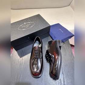 Обувь Prada изготовлена из блестящей кожи с эффектом Fumé. Полнос