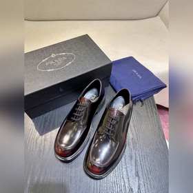 Обувь Prada изготовлена из блестящей кожи с эффектом Fumé. Полнос