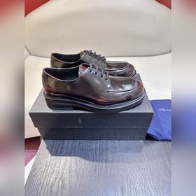 Обувь Prada изготовлена из блестящей кожи с эффектом Fumé. Полнос