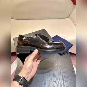Обувь Prada изготовлена из блестящей кожи с эффектом Fumé. Полнос