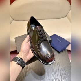Обувь Prada изготовлена из блестящей кожи с эффектом Fumé. Полнос