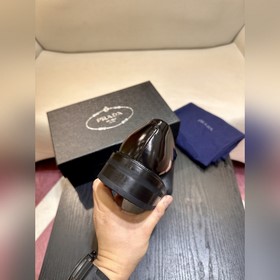 Обувь Prada изготовлена из блестящей кожи с эффектом Fumé. Полнос