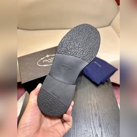 Обувь Prada изготовлена из блестящей кожи с эффектом Fumé. Полнос