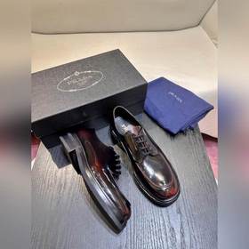Обувь Prada изготовлена из блестящей кожи с эффектом Fumé. Полнос