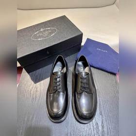 Обувь Prada изготовлена из блестящей кожи с эффектом Fumé. Полнос